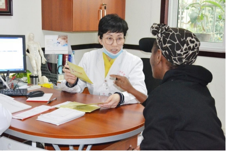 医疗无国界，外国友人来院，南京华肤皮肤病研究所真诚服